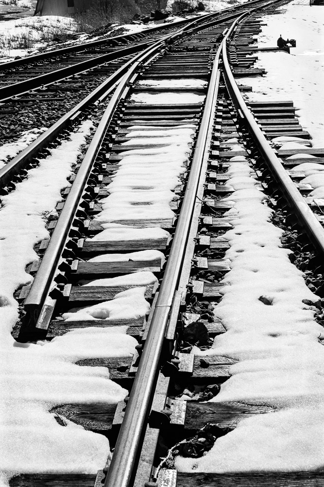 Very high contrast; bifurcated histogram.