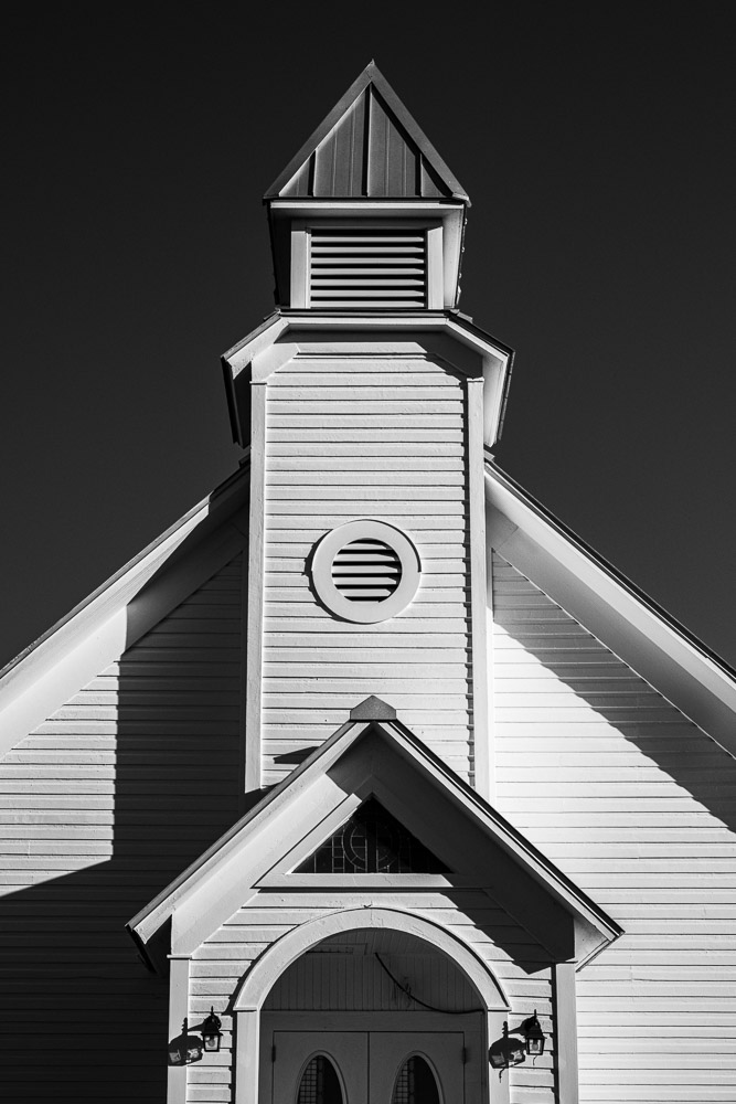 High contrast but well controlled histogram.