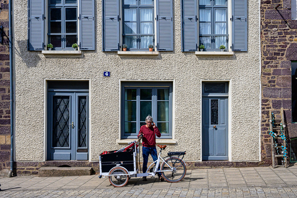 Blue windows, red shirt